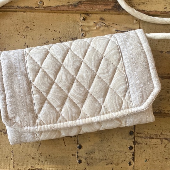 VERA BRADLEY CROSSBODY IVORY TAN NEUTRAL QUILT TRAVEL JEWELRY ORGANIZER MINI BAG - Picture 12 of 13